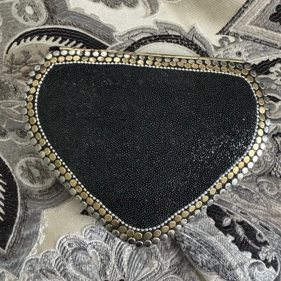 New! Ramla Heart Shaped Metal Clutch/Crossbody - Picture 3 of 9